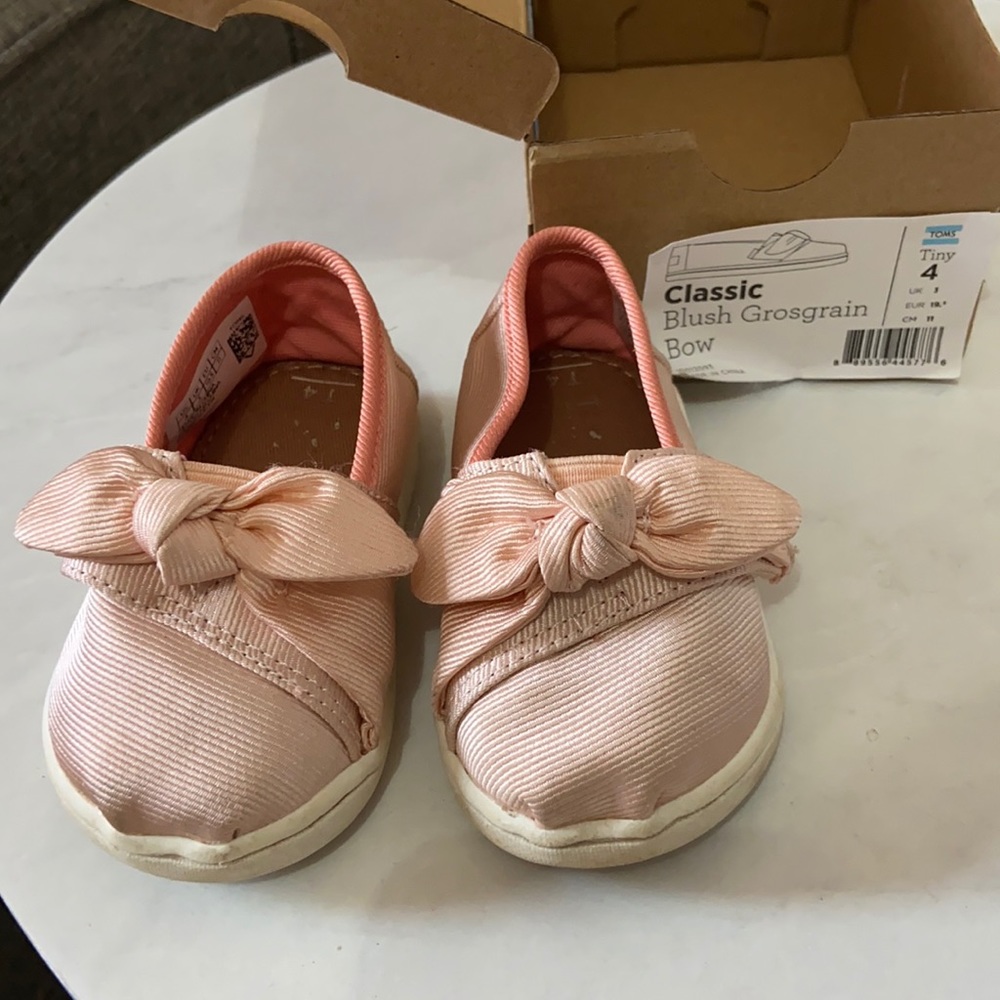 Toms Baby Pink Bow Shoes Size 4